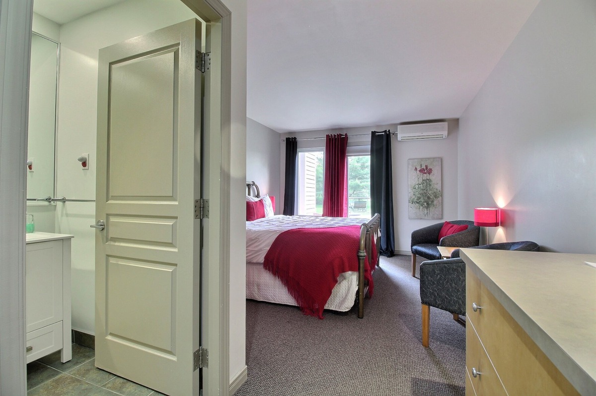 Chambre rouge avec salle de bain
