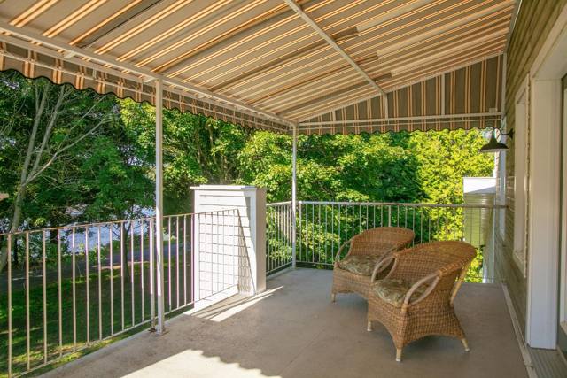 Balcon couvert avec fauteuils en osier