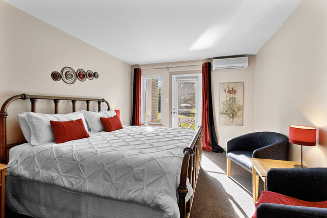 Chambre avec rideaux rouges