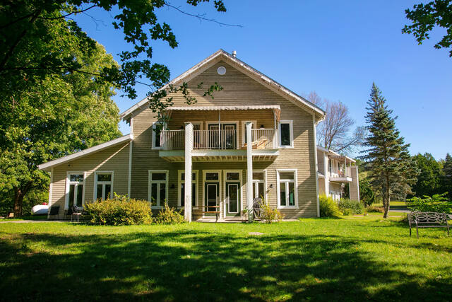 Façade avant de l'auberge, l'été