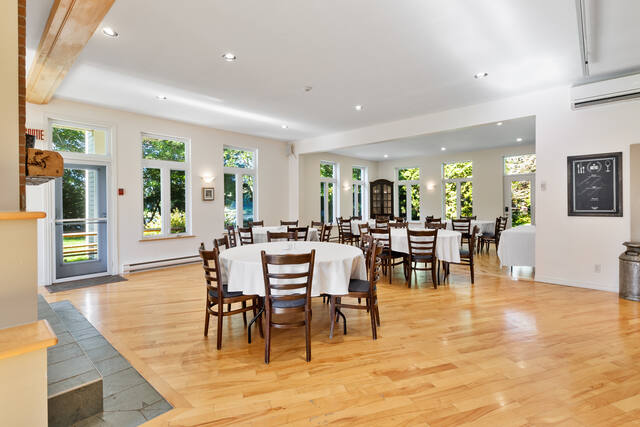 Salle à manger baignée de lumière
