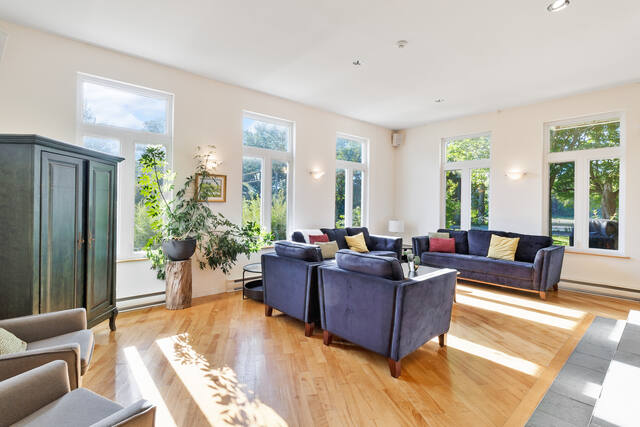 Salon avec sofas bleus