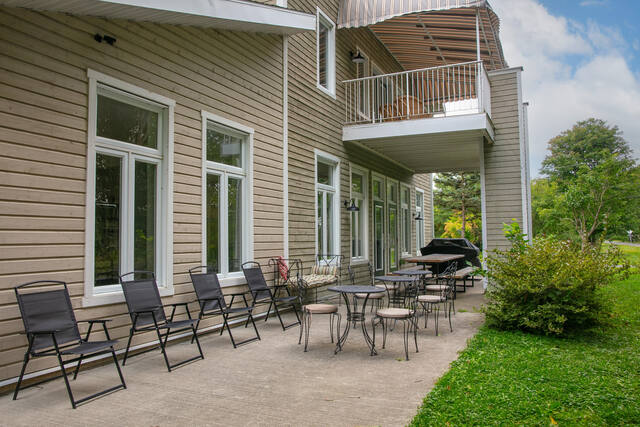 Terrasse arrière avec tables