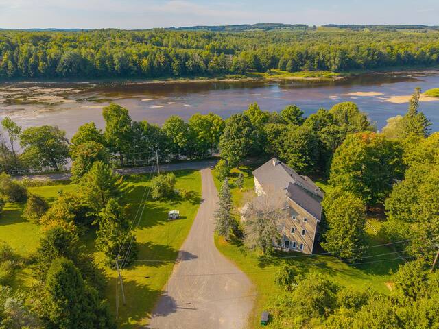 Vue aérienne du domaine et de la rivière