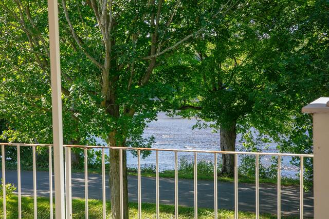 Vue sur la rivière depuis le balcon